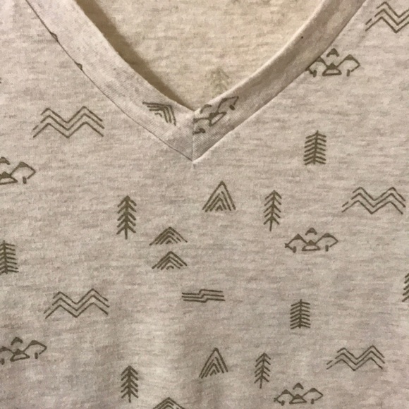 White Beige Arrow Geometric Pattern V Neck T-Shirt - Picture 3 of 4